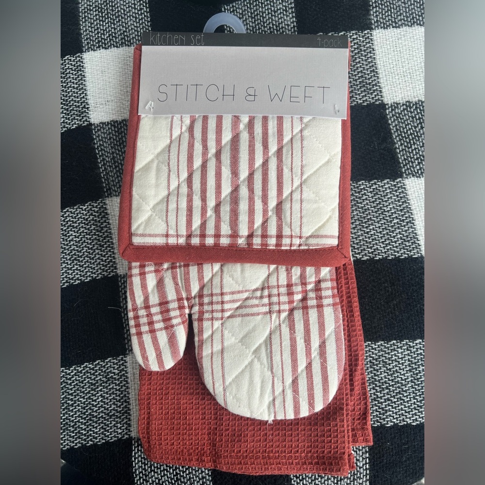 Stitch & Weft Rust and White 4 Piece Kitchen Set, 2 towels and 2 Mitts. NWT